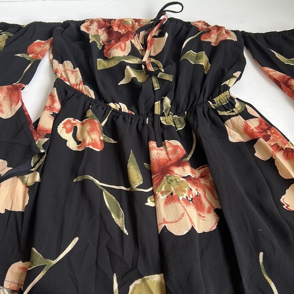 Black and floral cold shoulder shorts romper jumpsuit flare sleeve - Picture 15 of 16
